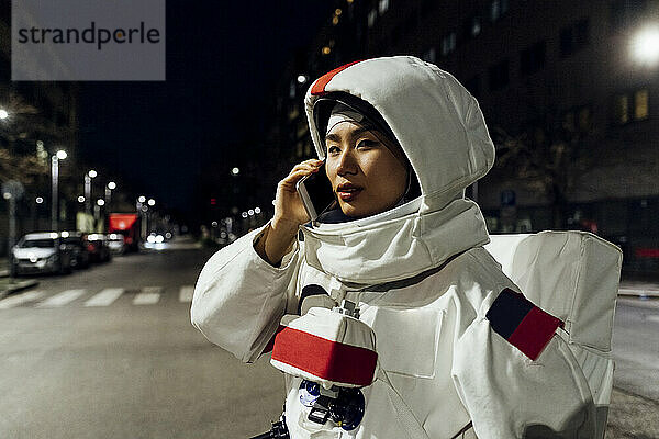 Astronautin spricht nachts mit ihrem Smartphone