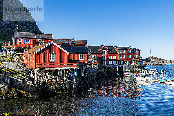 Rote Häuser unter blauem Himmel auf den Lofoten  Norwegen