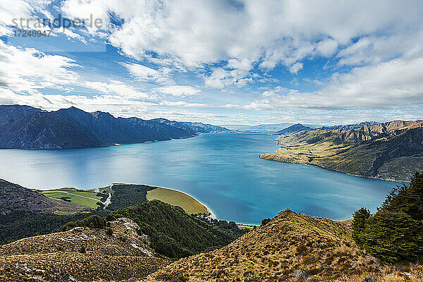 Blick auf die Wolken über dem Hawea-See und die umliegenden Berge