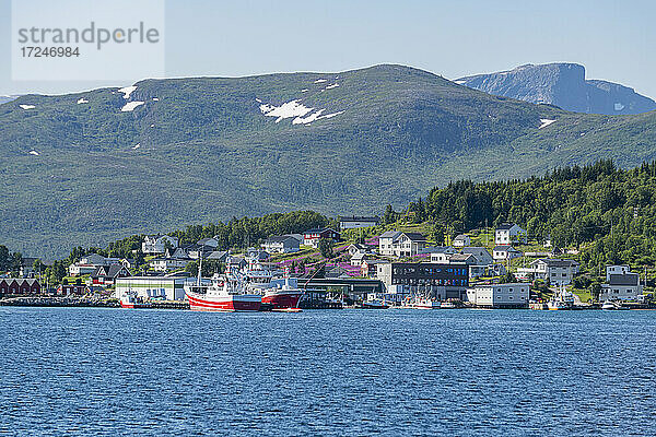 Norwegen  Troms og Finnmark  Botnhamn  Dorf am Ufer des Stonnesbotn-Fjordes