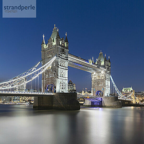 UK  England  London  Langzeitbelichtung von Themse und Tower Bridge in der Abenddämmerung