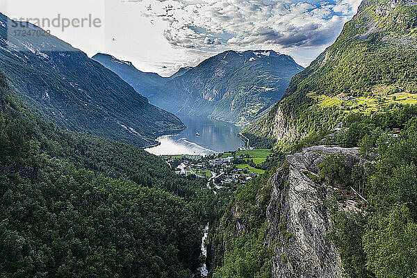 Norwegen  More og Romsdal  Blick auf ein abgelegenes Dorf im Geirangerfjord