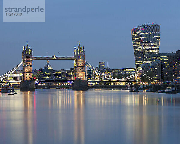 UK  England  London  Langzeitbelichtung von Themse und Tower Bridge in der Abenddämmerung