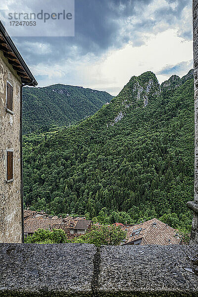 Stadtbild von Bagolino inmitten von Pinien und Bergen in der Provinz Brescia  Lombardei  Italien