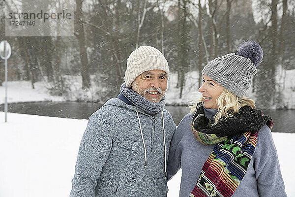 Lächelndes Paar im Park während des Winters
