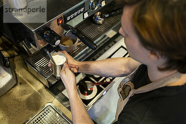 Barista macht Kaffee im Café