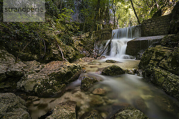Langzeitbelichtung eines kleinen Waldwasserfalls im Monte Cucco Park  Umbrien  Italien