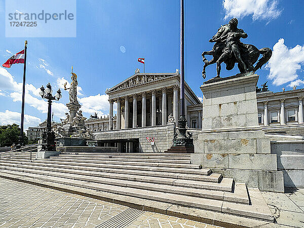 Österreich  Wien  Stufen des österreichischen Parlamentsgebäudes mit Pallas-Athena-Brunnen im Hintergrund