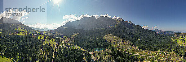 Tal in der Nähe des Karersees an einem sonnigen Tag in Südtirol  Italien