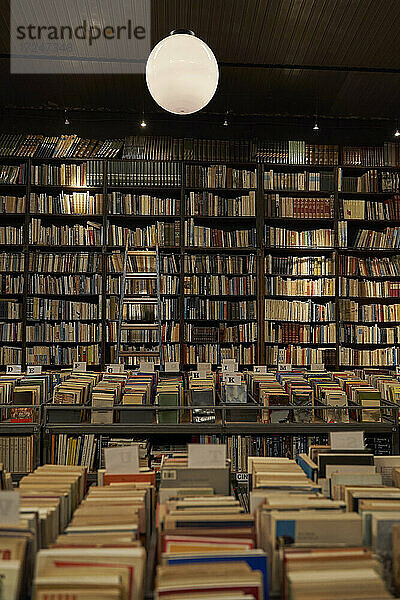 Bücherregal mit geordneten Büchern in der Bibliothek