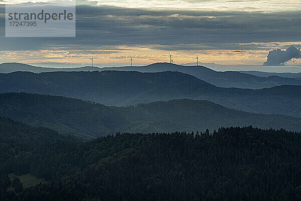 Blick vom Hochblauen auf die umliegenden Berge bei nebliger Morgendämmerung