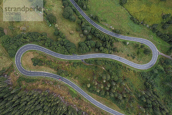 Drohnenansicht einer kurvenreichen Autobahn im Schwarzwald