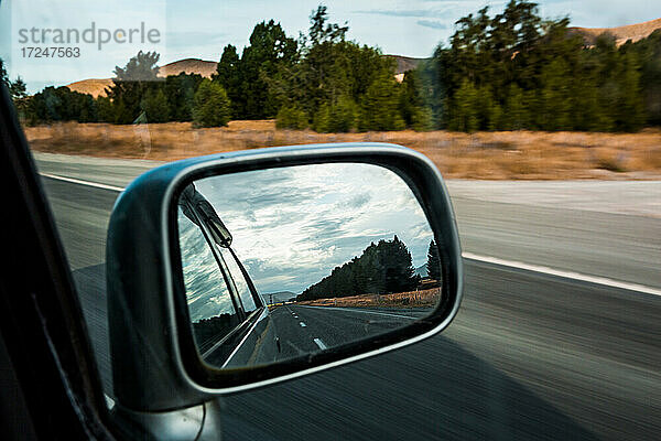 Spiegelbild eines Autos auf dem State Highway 8