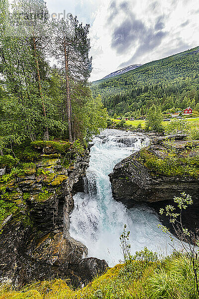 Wasser fließt durch Felsen an Bäumen vorbei  Gudbrandsjuvet  Norwegen