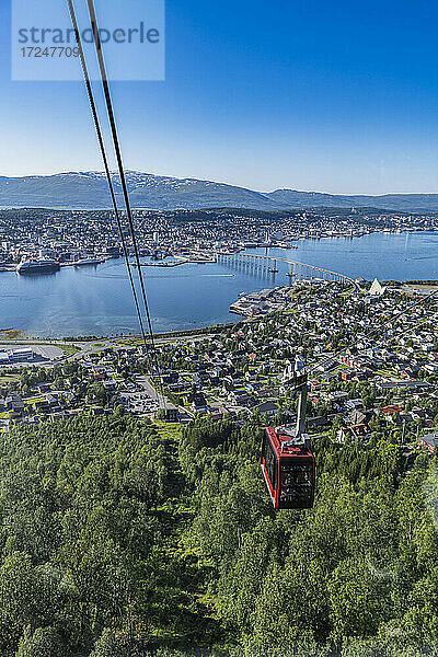 Norwegen  Troms og Finnmark  Tromso  Küstenstadt von der Seilbahn der Fjellheisenbahn aus gesehen