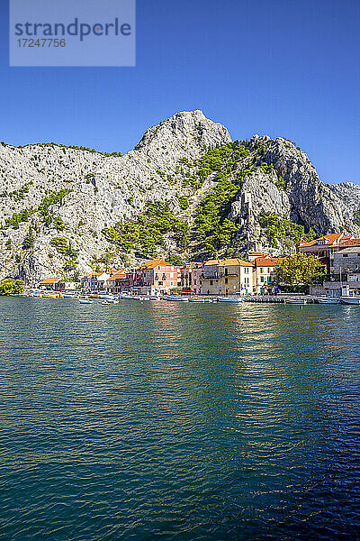 Kroatien  Gespanschaft Split-Dalmatien  Omis  Bucht der Küstenstadt am Zusammenfluss von Adria und Cetina