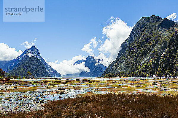 Neuseeland  Südinsel  Milford Sound  Wolkenbedeckte Berglandschaft