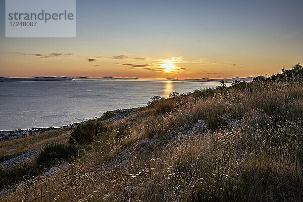Dramatischer Himmel während des Sonnenuntergangs am Adriatischen Meer in Omis  Dalmatien  Kroatien