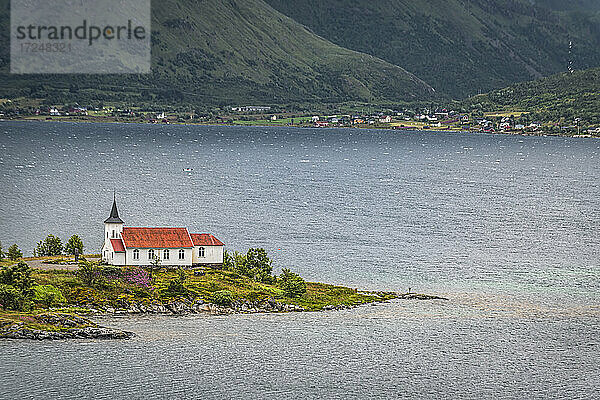 Kleine Kirche bei Svolvaer auf den Lofoten  Norwegen