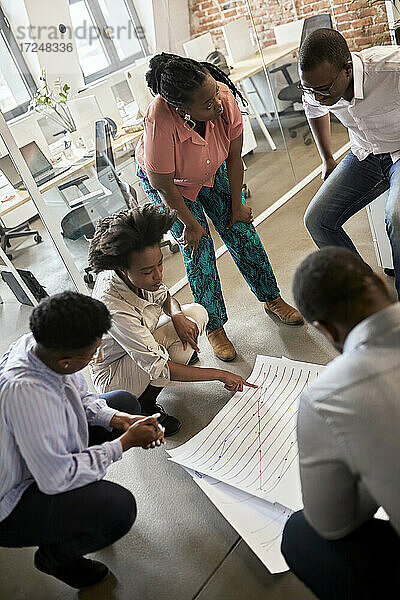 Unternehmerin erklärt Kollegen im Coworking-Büro die Strategie