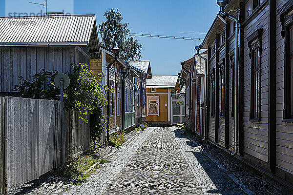 Finnland  Rauma  Alte Holzhäuser entlang der Kopfsteinpflasterstraße in der Altstadt von Rauma