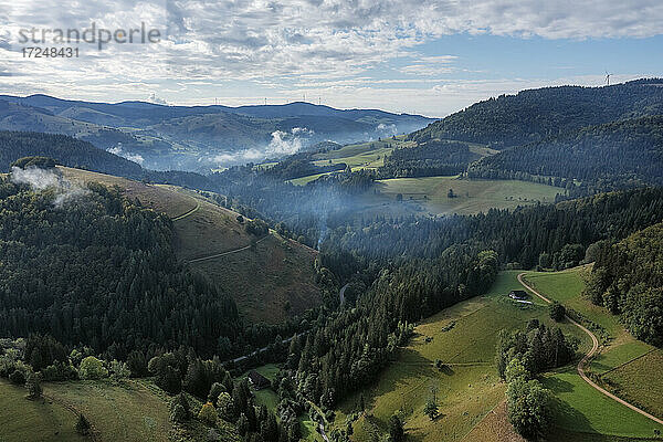 Drohnenansicht der Schwarzwaldkette im Frühherbst