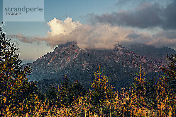 Italien  Lombardei  Blick vom Monte Legnoncino auf den wolkenverhangenen Monte Legnone