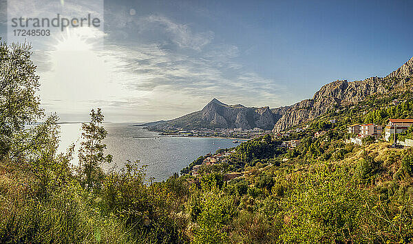 Kroatien  Gespanschaft Split-Dalmatien  Omis  Sonnenaufgang über der Küstenstadt