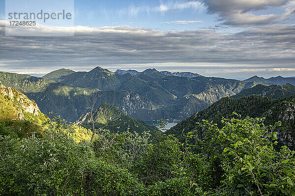 Majestätische Berge in der Nähe des Idrosees in der Provinz Brescia  Lombardei  Italien