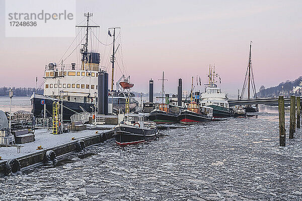 Deutschland  Hamburg  Boote im Museumshafen bei Sonnenuntergang im Winter