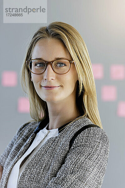 Selbstbewusste Geschäftsfrau mit Brille im Büro