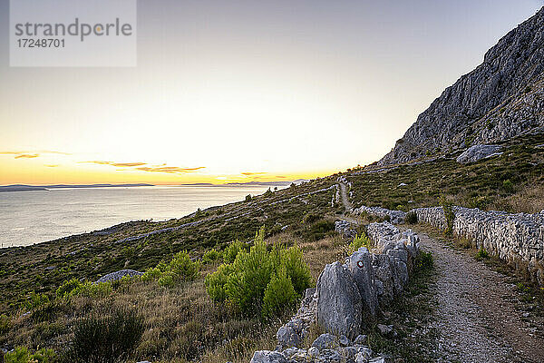Leerer Wanderweg auf einem Hügel in der Nähe des Adriatischen Meeres in Omis  Dalmatien  Kroatien