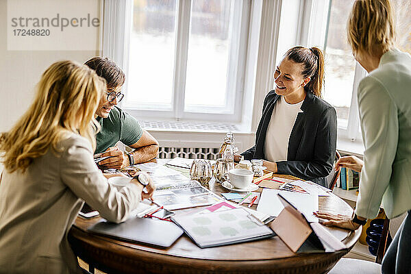 Kunden und Veranstaltungsplaner diskutieren im Büro
