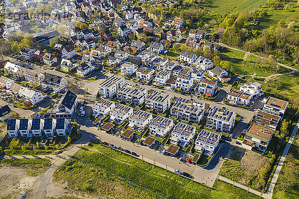 Deutschland  Baden-Württemberg  Waiblingen  Luftaufnahme eines modernen Stadtteils mit energieeffizienten Ein- und Mehrfamilienhäusern