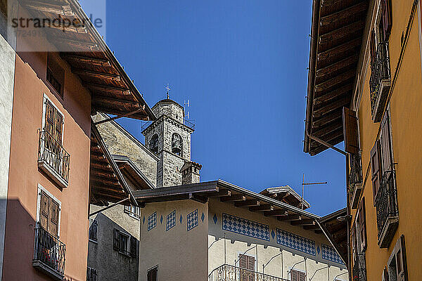 Glockenturm der Kirche San Giorgio in der Nähe der Häuser in Bagolino  Provinz Brescia  Lombardei  Italien