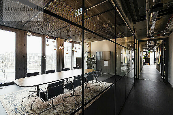 Leerer Sitzungssaal in einem modernen Büro