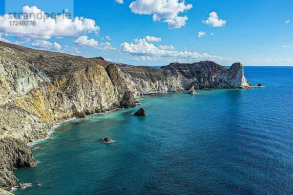 Griechenland  Santorin  Klippen am blauen Meer