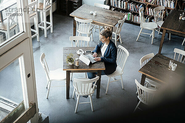 Unternehmerin arbeitet an einem Laptop in einem Café