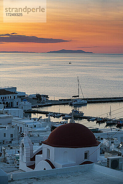 Griechenland  Südliche Ägäis  Horta  Hafen der Küstenstadt in der stimmungsvollen Abenddämmerung mit Kirchenkuppel im Vordergrund und Ägäischem Meer im Hintergrund