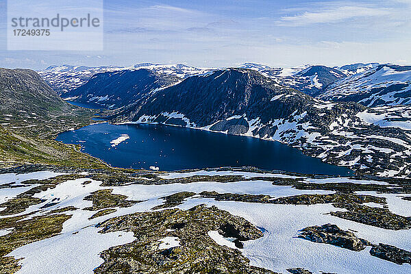 Norwegen  More og Romsdal  Luftaufnahme eines Bergsees über dem Geiranger Fjord