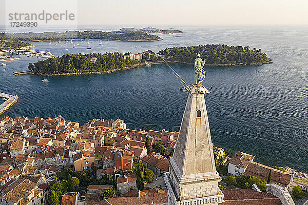 Kroatien  Istrien  Luftaufnahme der Statue der heiligen Euphemia auf dem Glockenturm einer Kirche