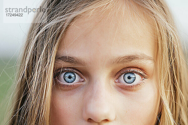 Blondes Mädchen mit blauen Augen