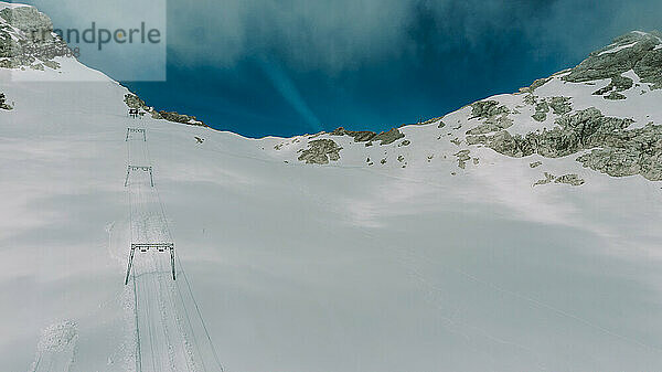 Piste mit Skilift in den Alpen  Bayern  Deutschland