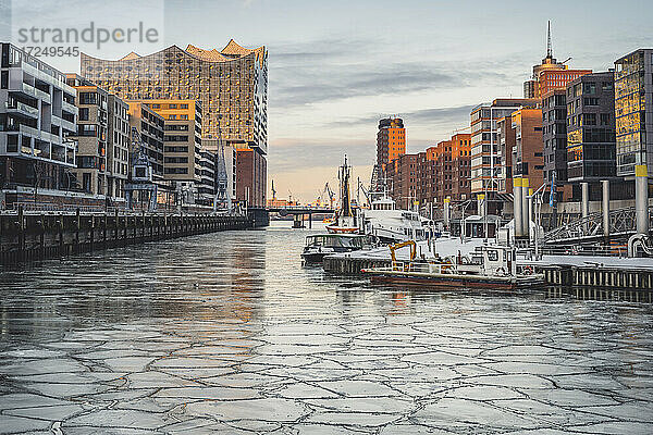 Deutschland  Hamburg  Eisbrocken im Wasser des Sandtorhafens im Winter