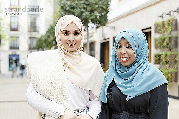 Junge Frauen tragen Hijab und stehen zusammen