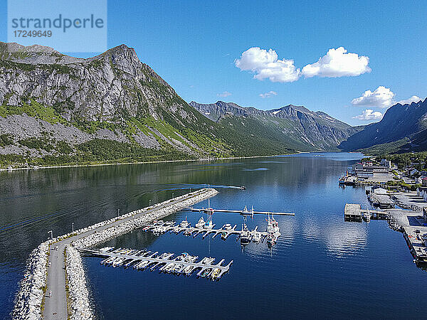 Norwegen  Troms og Finnmark  Gryllefjord  Luftaufnahme des Hafens des Fischerdorfs am Gryllefjord auf der Insel Senja