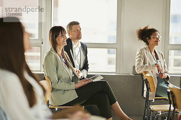 Unternehmer  die an einem Schulungskurs im Konferenzzentrum im Büro teilnehmen