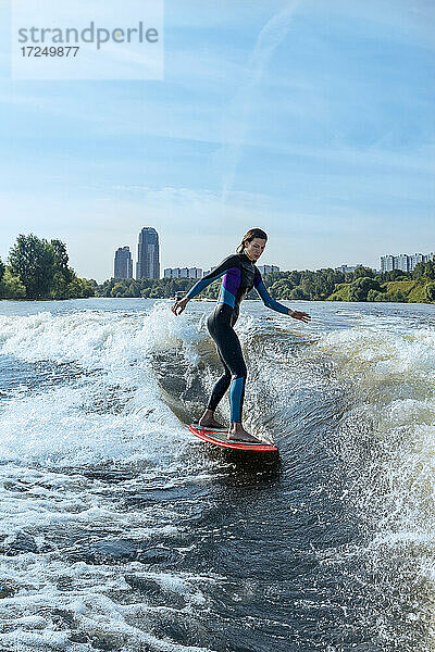 Frau beim Wakesurfen im Fluss Moskva