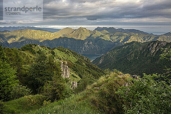 Sonnenlicht über den Bergen am Idrosee und dem Gardasee in der Nähe des Tals in der Provinz Brescia  Lombardei  Italien
