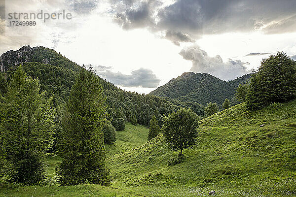 Gebirgszüge in der Nähe des Tals bei hellem Himmel in der Provinz Brescia  Lombardei  Italien